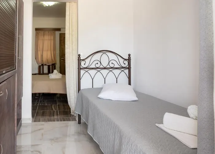 Alexandros By The - Serifos Πανσιόν