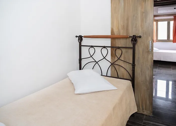 Alexandros By The - Serifos Πανσιόν 3*