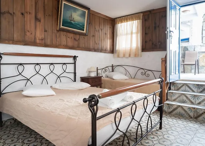 Alexandros By The - Serifos Λιβαδάκια